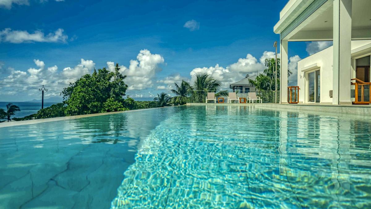 3.Location villa de luxe piscine vue mer Ste Anne Guadeloupe_Piscine